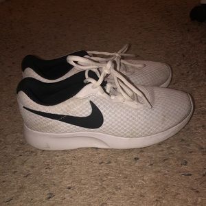 White nike tennis shoes
